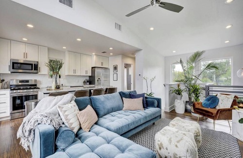 Govalle Casa | Luminous Renovated Cottage | Near Downtown
