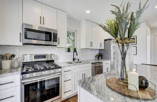 Govalle Casa | Luminous Renovated Cottage | Near Downtown