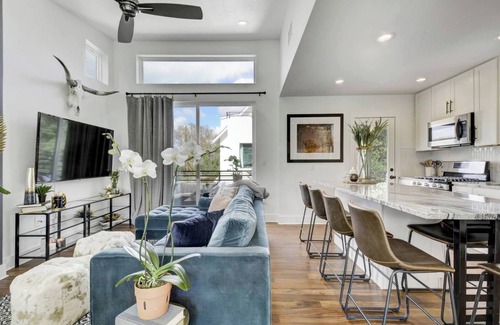 Govalle Casa | Luminous Renovated Cottage | Near Downtown