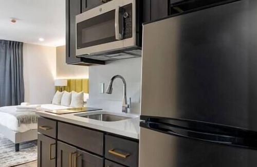 Middletown Condominio | Luminous Studio: Vibrant Living Experience
