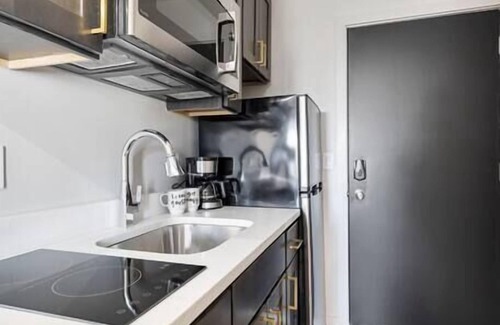 Middletown Condominio | Luminous Studio: Vibrant Living Experience