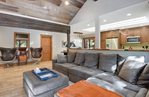 Kings Beach Casa | Luna Cabin - 5BR Hot Tub A/C Game Room EV Charger by Zen Living