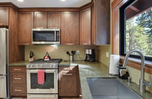 Kings Beach Casa | Luna Cabin - 5BR Hot Tub A/C Game Room EV Charger by Zen Living