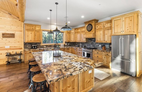 Evergreen Estates Cabina | Luna Lodge by Destination Big Bear : Centrally Located between Snow Summit and Bear Mtn in Beautiful Heavenly Valley Estates! 6 Bedrooms with En-Suites! Spa! Gameroom! Theater Room!