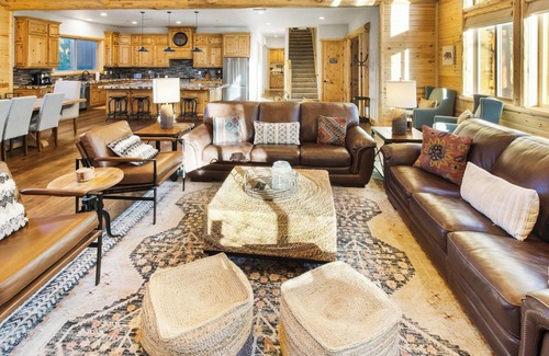Evergreen Estates Cabina | Luna Lodge by Destination Big Bear : Centrally Located between Snow Summit and Bear Mtn in Beautiful Heavenly Valley Estates! 6 Bedrooms with En-Suites! Spa! Gameroom! Theater Room!