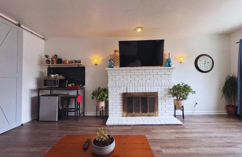Castro Valley Casa | Luna's Cozy Private Hosted Suite with Fireplace and 2 Bedrooms