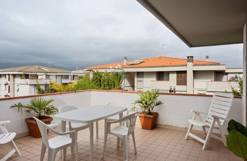 Luni Mare Apartamento | Luni Mare Bright Terrace Flat With Parking