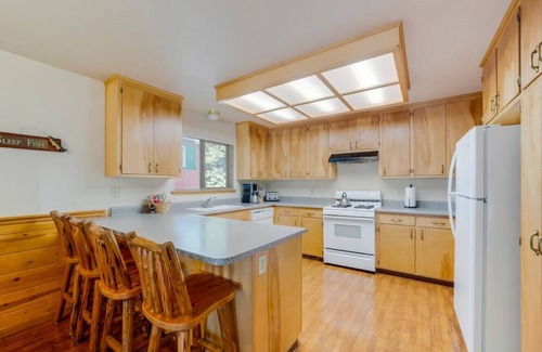 Strawberry Cabina | Lupine Spacious & Comfortable Retreat/Pet Friendly