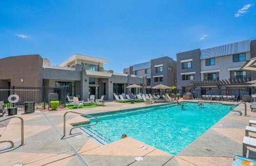 Glendale Sports and Entertainment District Apartamento | Lush 2BR Walk to Westgate Pool Gym WD