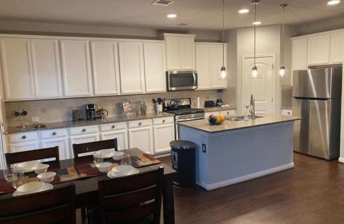 San Antonio Casa | Lush 4BR, Large Bckyd, Hot Tub (Tal)