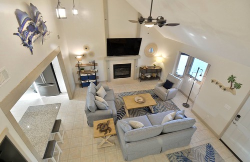 Lower Grand Lagoon Casa | 🌴Lush backyard, vaulted open concept, quiet,7 min walk 2 beach, plenty parking!