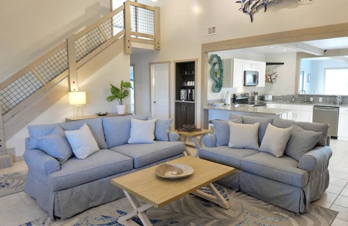 Lower Grand Lagoon Casa | 🌴Lush backyard, vaulted open concept, quiet,7 min walk 2 beach, plenty parking!