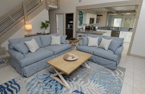 Lower Grand Lagoon Casa | 🌴Lush backyard, vaulted open concept, quiet,7 min walk 2 beach, plenty parking!