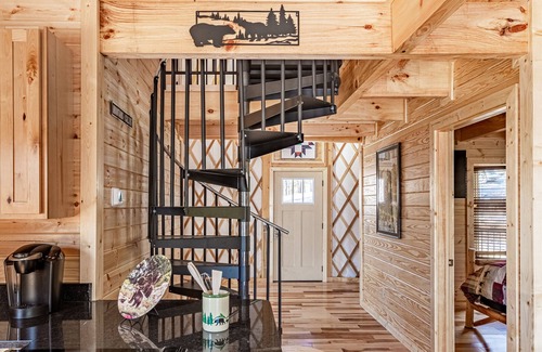 Pigeon Forge Cabina | Lush Comfort, great for couples or small family, Huge Deck w/Privte Hot Tub
