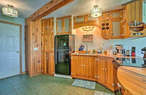 Wildwood Apartamento | Lush Condo with Deck and Hang Gliding On-Site!