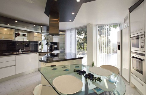 Mandelieu-La-Napoule Villa | Chalet de diseño exuberante con vistas al mar