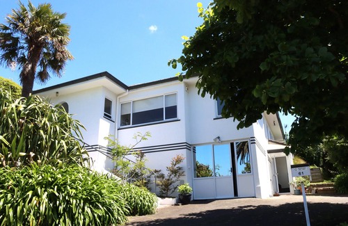 Tauranga Casa | Lush, eco, family retreat.