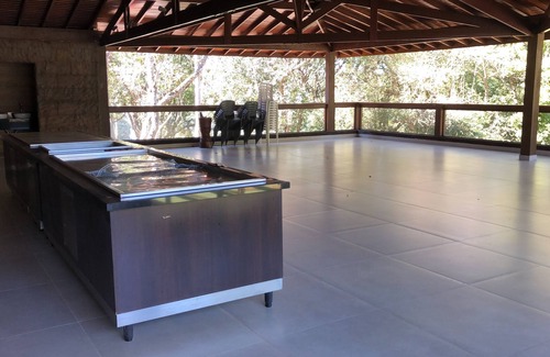 Sorocaba Casa | Exuberante granja frente a la presa: 13 suites y ocio completo