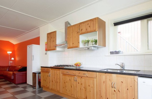 Sint Annaparochie Otro | Lush Farmhouse in St. Annaparochie with Infrared Sauna