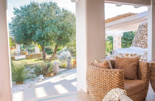 Torricella Peligna Villa | Lush Garden Villa Few Steps Away From Sea