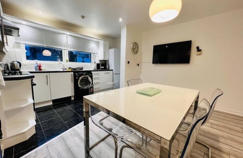 Butetown Apartamento | Lush Gated Complex: FastWifi+Parking+Free Coffee&Tea