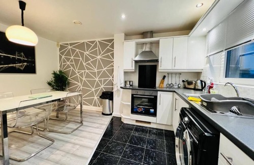 Butetown Apartamento | Lush Gated Complex: FastWifi+Parking+Free Coffee&Tea