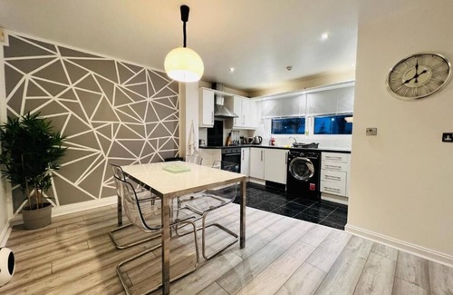 Butetown Apartamento | Lush Gated Complex: FastWifi+Parking+Free Coffee&Tea