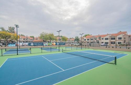 North Scottsdale Apartamento | Lush Golf Pickleball Pool Hot Tub King Bed Parking