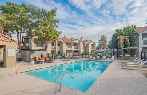 North Scottsdale Apartamento | Lush Golf Pickleball Pool Hot Tub King Bed Parking