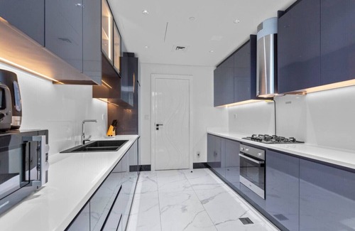 Business Bay Apartamento | Lush Living w jacuzzi and Burj Khalifa view