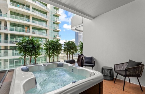 Business Bay Apartamento | Lush Living w jacuzzi and Burj Khalifa view