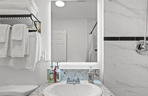 Chinatown Casa | Lush Modern Desert Inn 5 mins to Strip and Convention Fast Wifi 5 TVs Recliners