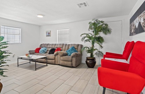 Chinatown Casa | Lush Modern Desert Inn 5 mins to Strip and Convention Fast Wifi 5 TVs Recliners