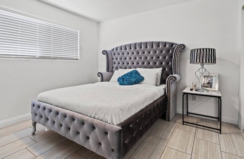 Chinatown Casa | Lush Modern Desert Inn 5 mins to Strip and Convention Fast Wifi 5 TVs Recliners