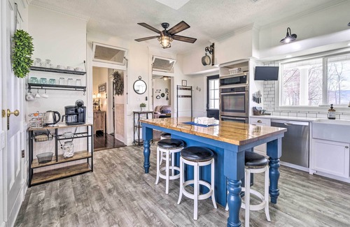 Edinburg Casa | Lush, Modern Farmhouse w/ Mtn Views & Sunroom