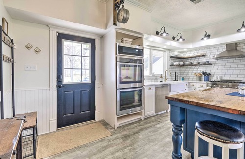 Edinburg Casa | Lush, Modern Farmhouse w/ Mtn Views & Sunroom