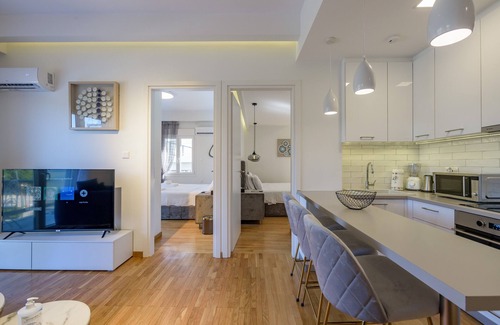 Athens City Centre Apartamento | Lush Sapphire apt. steps from the Acropolis!