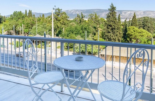 Athens City Centre Apartamento | Lush Sapphire apt. steps from the Acropolis!