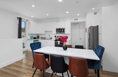 Harbor Gateway South Casa | Lustrous Abode 4B3B QUEEN BEDS