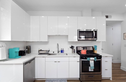 Harbor Gateway South Casa | Lustrous Abode 4B3B QUEEN BEDS