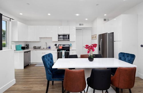 Harbor Gateway South Casa | Lustrous Abode 4B3B QUEEN BEDS
