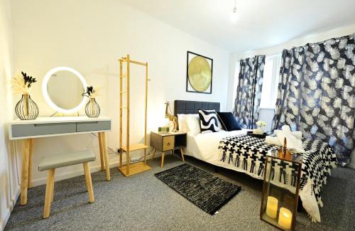 Luton Cama Y Desayuno | Luton Airport House, Opposite airport staff parking