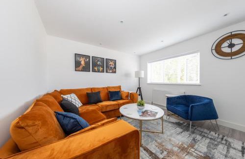 Luton Casa | LUTON LUXURY LIVING, LARGE PREMIUM HOUSE, NEWLY BUILT, FREE PARKING FOR UP TO 4 VEHICLES, GREAT ACCESS TO CENTRAL LUTON & THE M1 and A6, PERFECT FOR CONTRACTORS