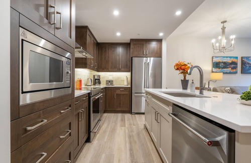 Canmore Condominio | *LUX* 1 BR King Condo DT Canmore, Heated Parking, Hot tub