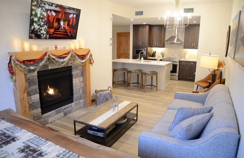 Canmore Condominio | *LUX* 1 BR King Condo DT Canmore, Heated Parking, Hot tub
