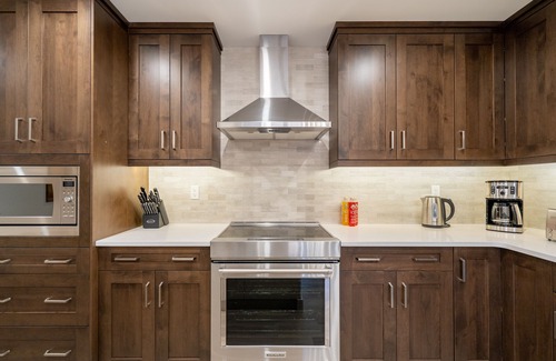 Canmore Condominio | *LUX* 1 BR King Condo DT Canmore, Heated Parking, Hot tub