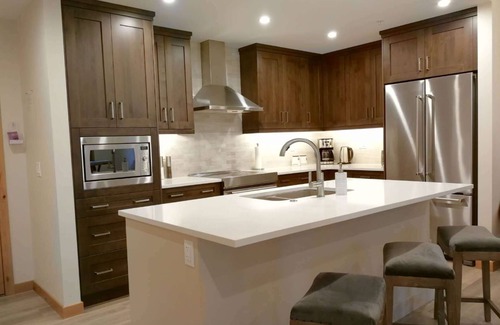 Canmore Condominio | *LUX* 1 BR King Condo DT Canmore, Heated Parking, Hot tub