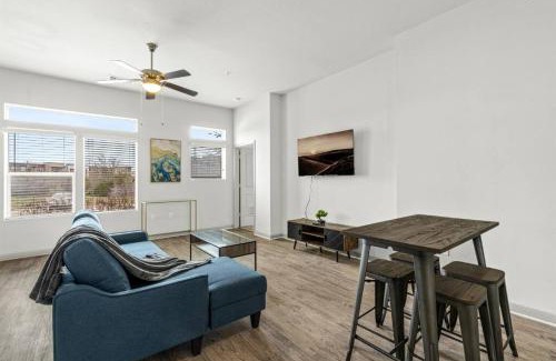Montopolis Apartamento | LUX 2B2B with Pool & Parking near the Heart of Austin