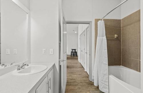 Montopolis Apartamento | LUX 2B2B with Pool & Parking near the Heart of Austin