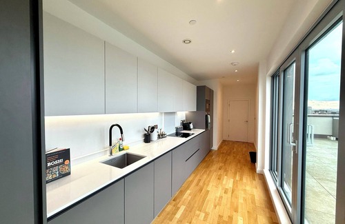 St. Mary's Park Apartamento | Sleek 3-bedroom penthouse with private balcony in Battersea, Clapham
